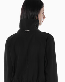 Buy 여성 리플렉티브 로고 레귤러 핏 윈드브레이커 in color BLACK
