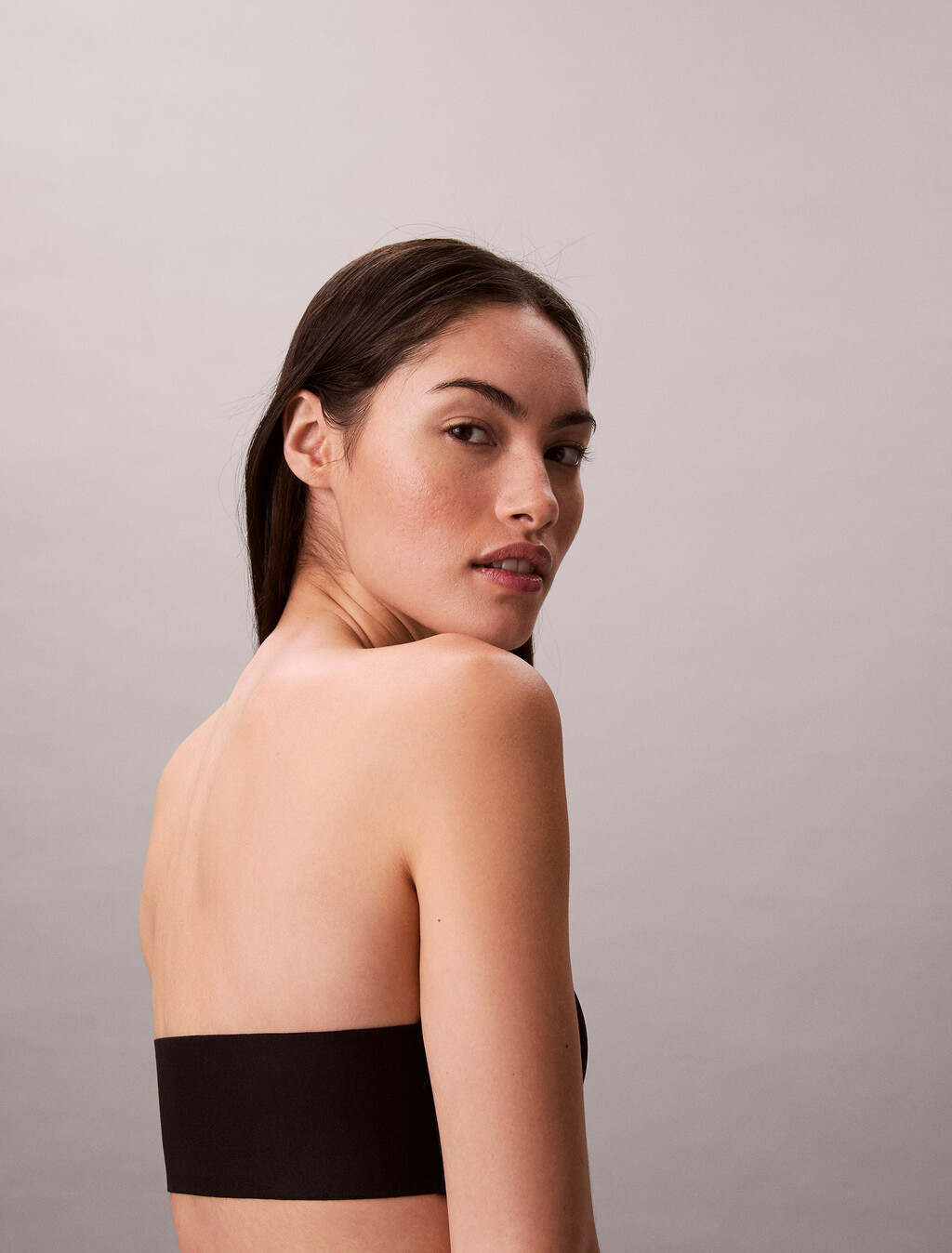 Buy 여성 퍼펙틀리 핏 스트랩리스 푸쉬업 브라 in color BLACK