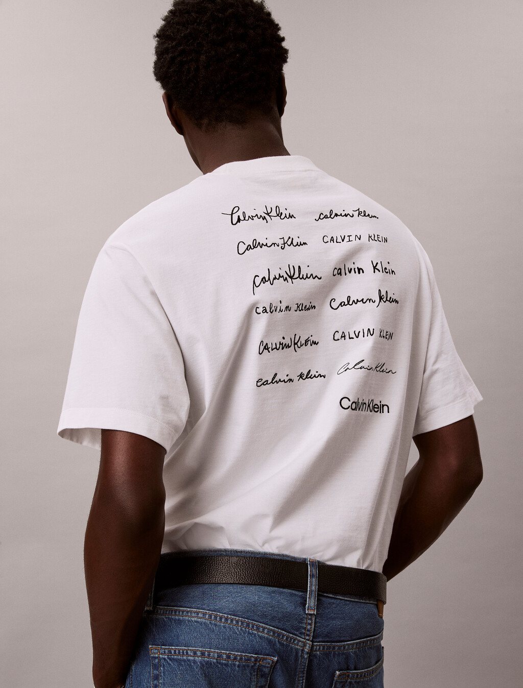 Buy 캘빈클라인 자수로고 그래픽 티 in color BRIGHT WHITE