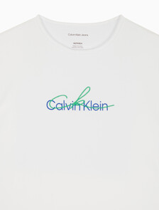 Buy 여성 슬림 스크립 CK로고 반팔 티셔츠 in color BRILLIANT WHITE