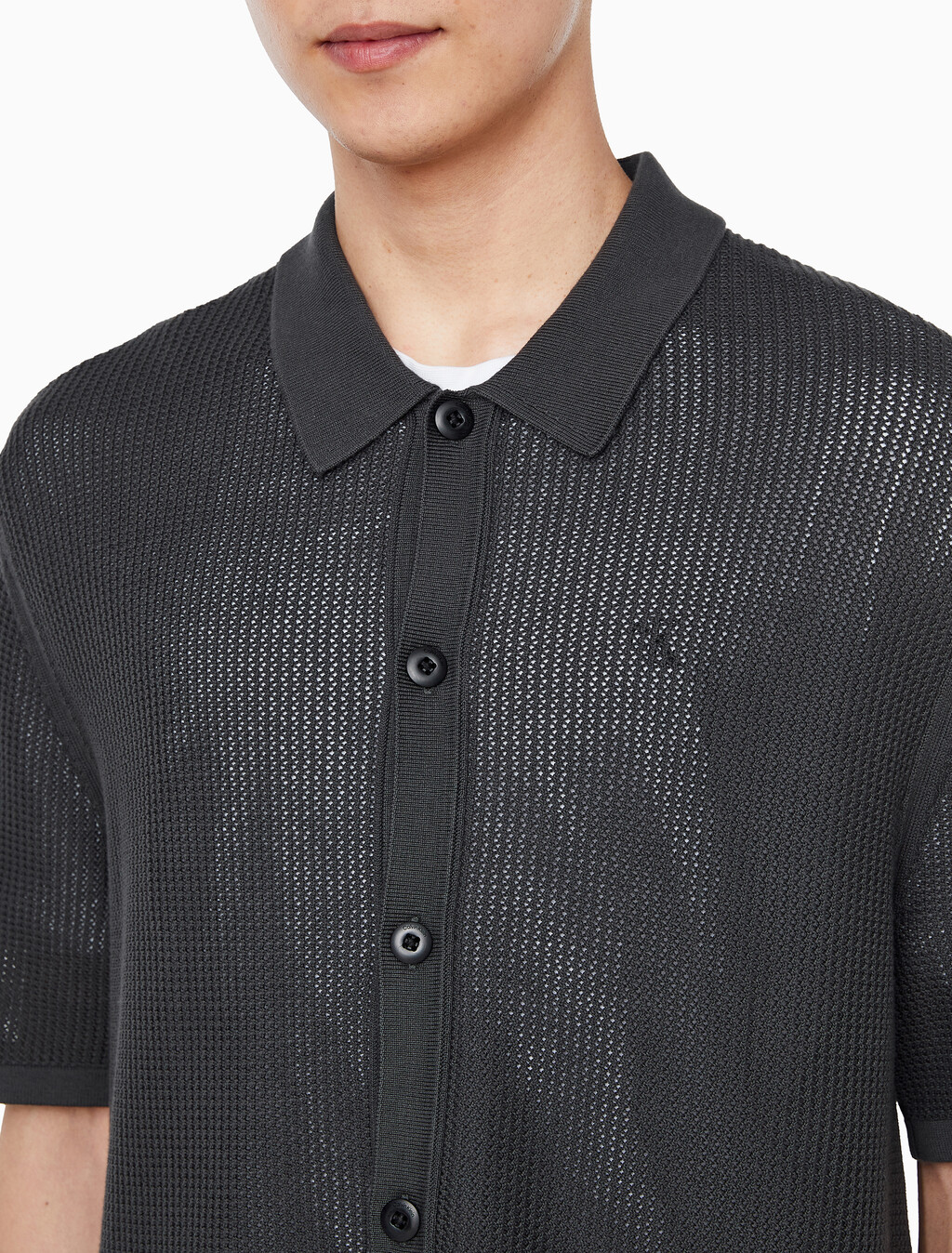 Buy 남성 레귤러핏 메쉬 버튼 반팔 스웨터 in color PIRATE BLACK