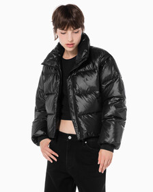 Buy 여성 글로시 디터쳐블 크롭 다운 푸퍼 in color CK BLACK