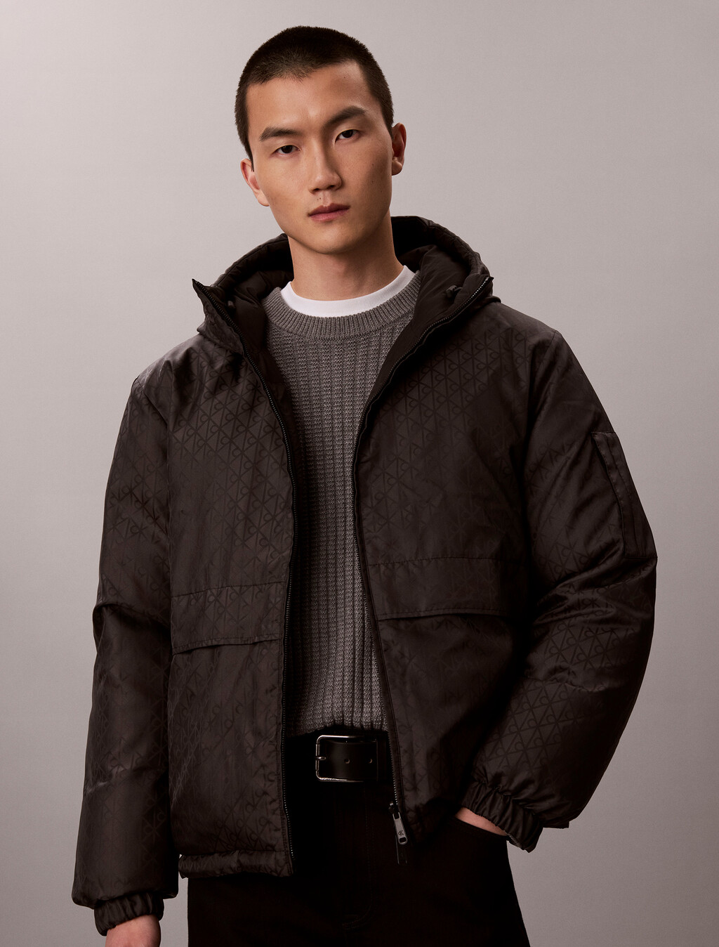Buy 남성 나일론 AOP 리버서블 다운 푸퍼 자켓 in color BLACK