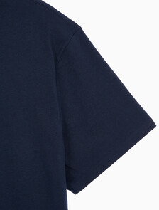 Buy 남성 레귤러핏 히어로 모노그램 로고 반팔 티셔츠 in color DARK SAPPHIRE
