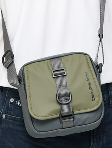 Buy 남성 유틸리타리안 카메라백 S in color OLIVE