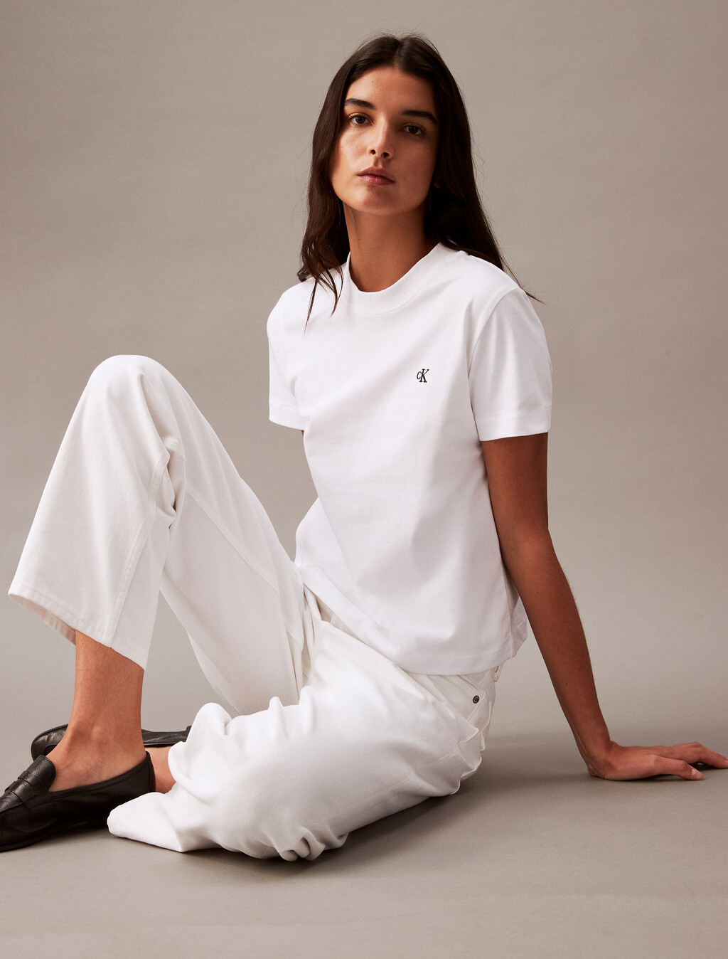 Buy 여성 릴렉스핏 아카이브 로고 크루넥 반팔 티셔츠 in color BRILLIANT WHITE