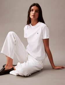 Buy 여성 릴렉스핏 아카이브 로고 크루넥 반팔 티셔츠 in color BRILLIANT WHITE