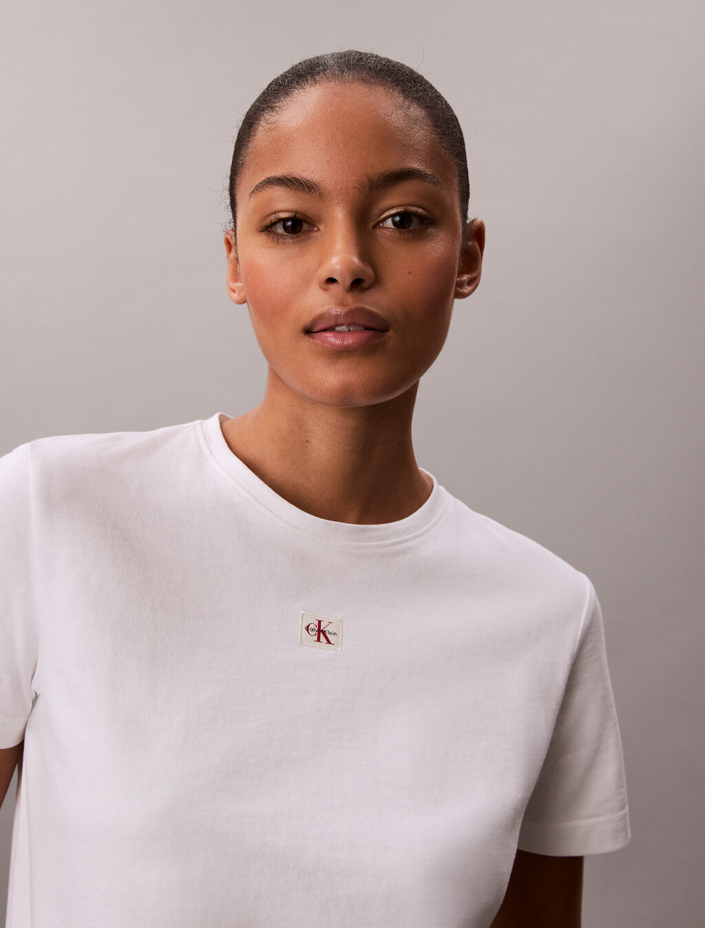 Buy 여성 우븐라벨 클래식 핏 티 in color BRIGHT WHITE