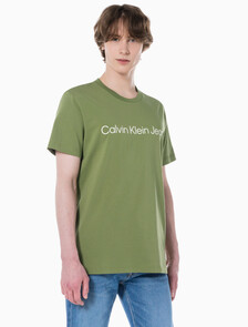 Buy 남성 레귤러핏 인스티튜셔널 로고 스트레치 반팔 티셔츠  in color KHAKI