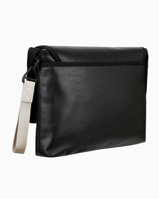 Buy 남성 CKJ 태그드 메신저백 in color BLACK