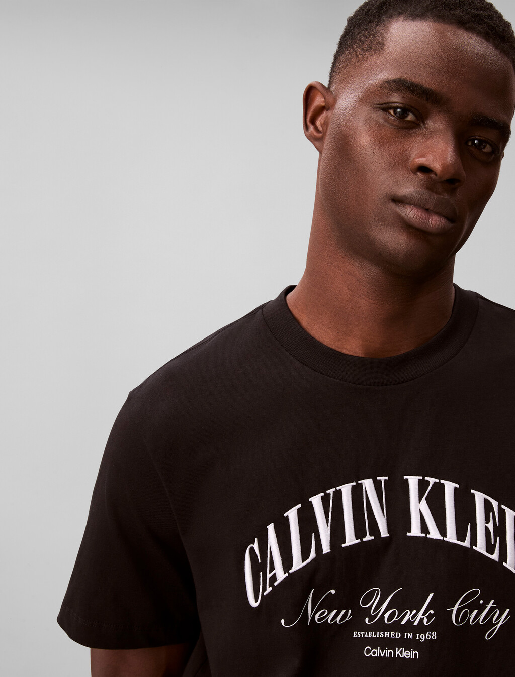 Buy 캘빈클라인 헤리티지 자수로고 그래픽 티 in color BLACK