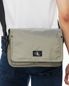 Buy 남성 CKJ 스포츠 에센셜 카메라백 in color ATLANTIC TAUPE
