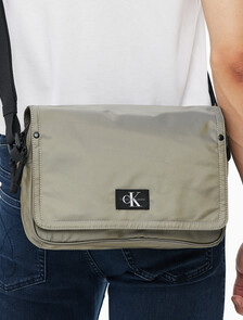 Buy 남성 CKJ 스포츠 에센셜 카메라백 in color ATLANTIC TAUPE