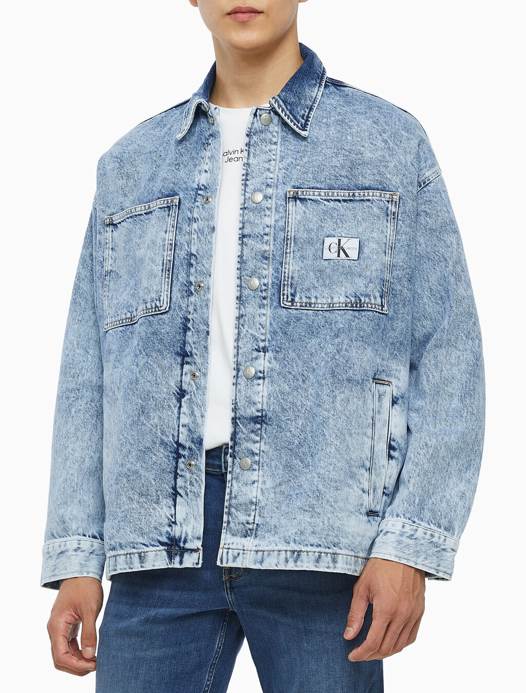 Buy 남성 오버사이즈 라이트 워시 셔츠 자켓 in color CHALKY BLUE