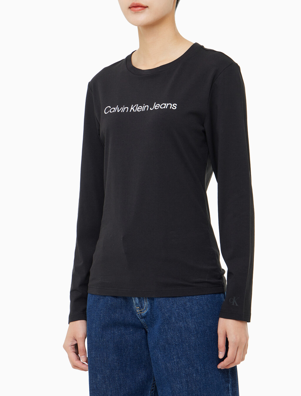 Buy 여성 슬림핏 인스티튜셔널 로고 긴팔 티셔츠 in color CK BLACK
