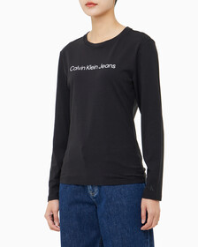 Buy 여성 슬림핏 인스티튜셔널 로고 긴팔 티셔츠 in color CK BLACK