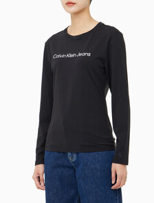 Buy 여성 슬림핏 인스티튜셔널 로고 긴팔 티셔츠 in color CK BLACK
