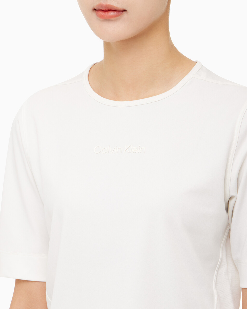 Buy 여성 박시 핏 에센셜 기능성 반팔 티셔츠 in color WHITE
