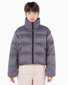 Buy 여성 투톤 글로시 디터쳐블 크롭 다운 in color AMARANTH 