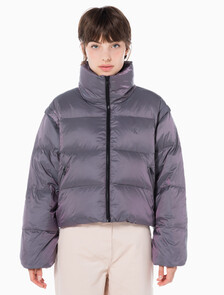 Buy 여성 투톤 글로시 디터쳐블 크롭 다운 in color AMARANTH 