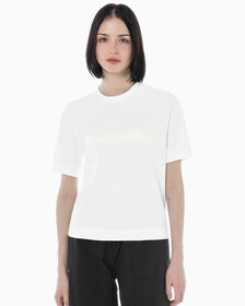 Buy 여성 릴렉스 핏 볼드 로고 반팔 티셔츠 in color BRIGHT WHITE