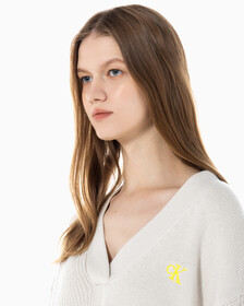 Buy 여성 케이블 인터레스트 브이넥 풀오버 울 스웨터 in color BLUR FLORAL_BLACK