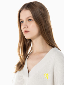 Buy 여성 케이블 인터레스트 브이넥 풀오버 울 스웨터 in color BLUR FLORAL_BLACK