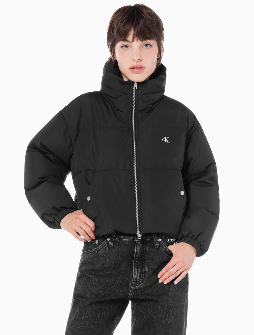 Buy 여성 볼륨 넥 크롭 다운 푸퍼 in color CK BLACK