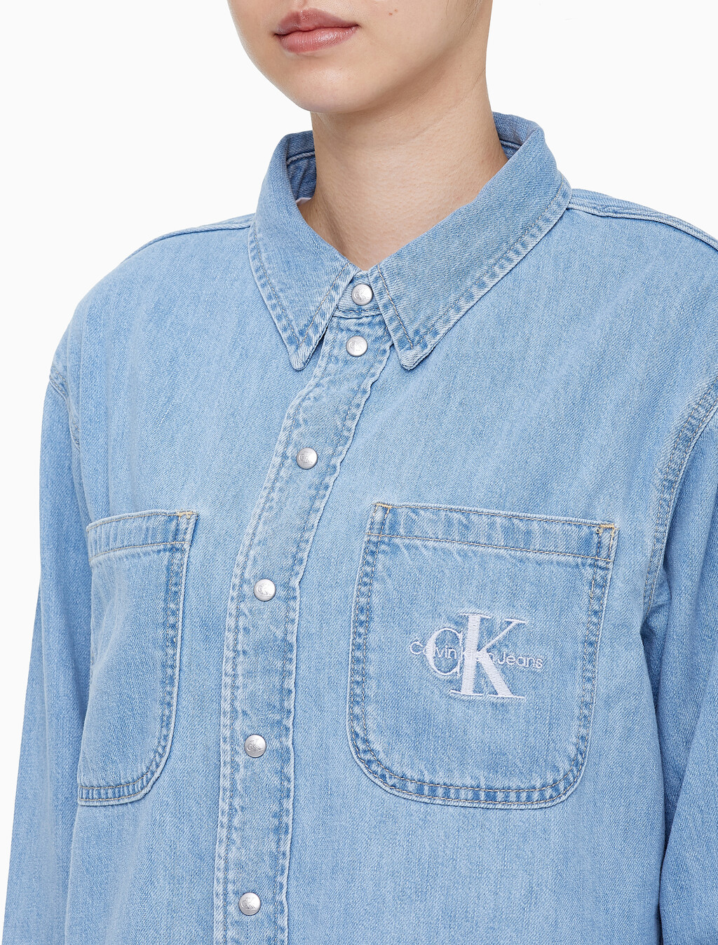 Buy 여성 대드핏 크롭 라이트 블루 데님 셔츠 in color CHALKY BLUE