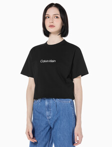 Buy 여성 릴렉스드 스탠다드로고 크루넥 반팔 티셔츠  in color BLACK BEAUTY