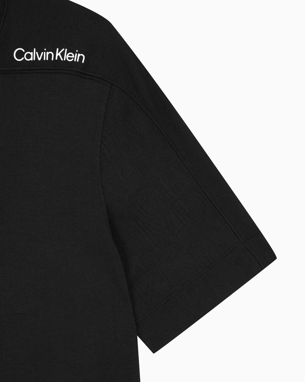 Buy 남성 레귤러핏 숄더 로고 숏슬리브 티셔츠 in color BLACK