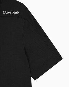 Buy 남성 레귤러핏 숄더 로고 숏슬리브 티셔츠 in color BLACK