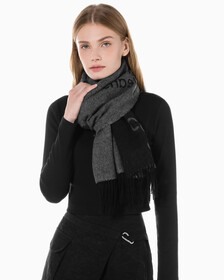 Buy 여성 CKJ AOP 로고 울 스카프 in color BLACK