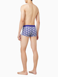 Buy 남성 CK 그래픽 마이크로 로우 라이즈 트렁크 in color Blue Print