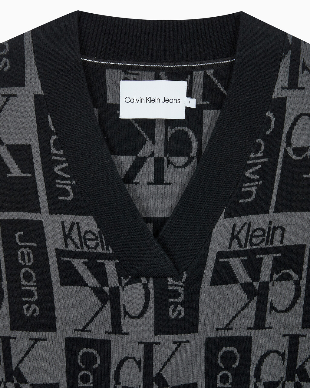 Buy 여성 브이넥 AOP 베스트 in color CK BLACK