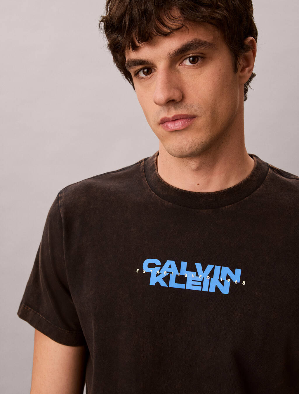 Buy 워시드 스파인 그래픽 티 in color BLACK