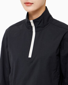 Buy 여성 CK 애슬레틱 레귤러 핏 기능성 반집업 아노락 in color BLACK