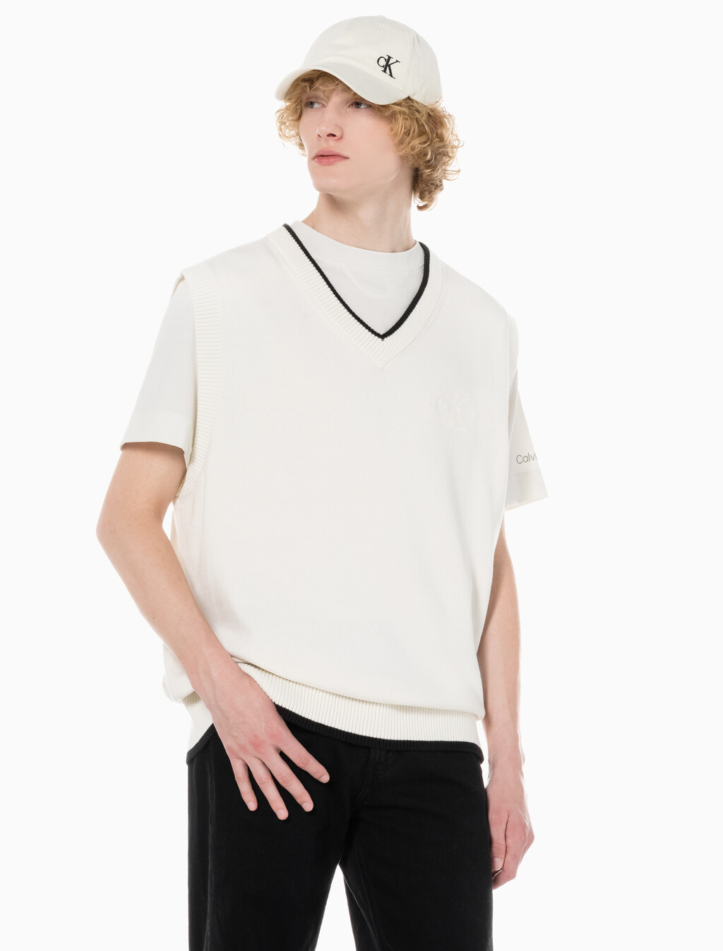 Buy 남성 엠보스드 스웨터 베스트 in color WHITE