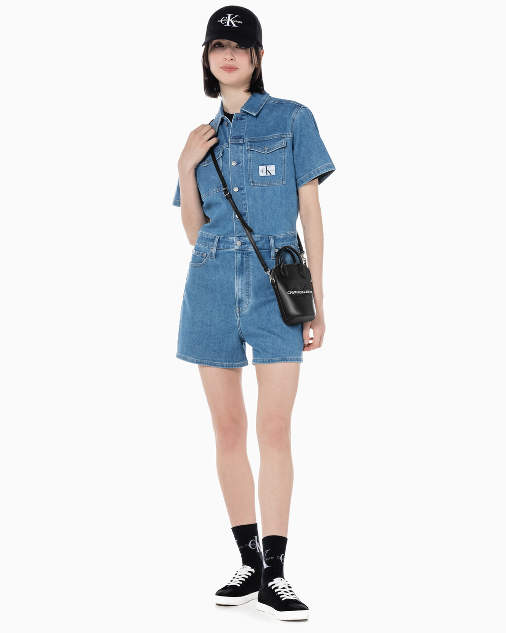 Buy 여성 CKJ 미니멀 모노그램 카메라백 in color BLACK