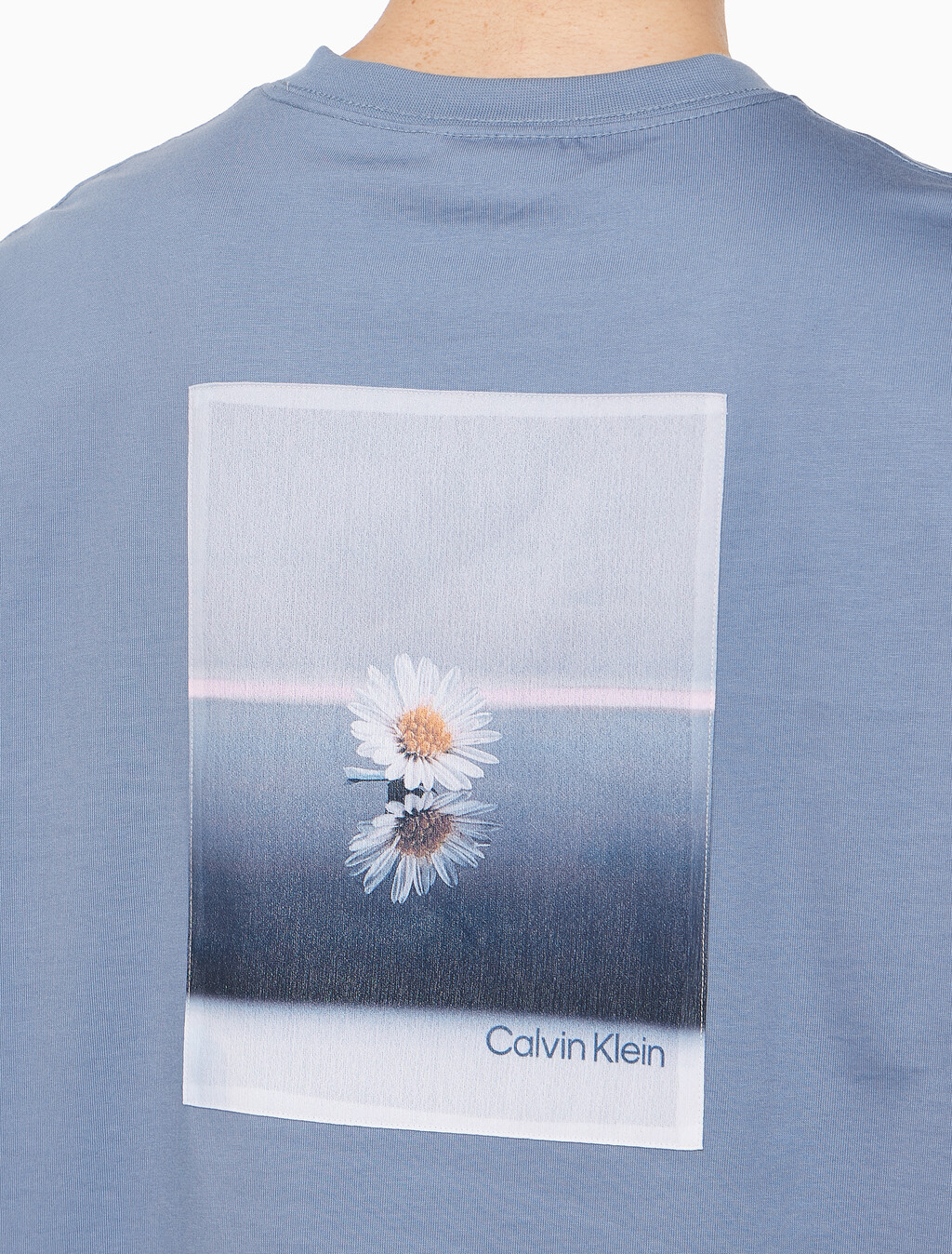 Buy 남성 릴렉스핏 플라워 아플리케 로고 반팔 티셔츠 in color COUNTRY BLUE