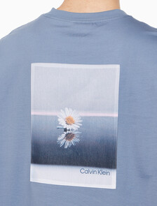 Buy 남성 릴렉스핏 플라워 아플리케 로고 반팔 티셔츠 in color COUNTRY BLUE