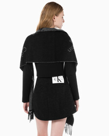 Buy 여성 CKJ AOP 로고 울 스카프 in color BLACK