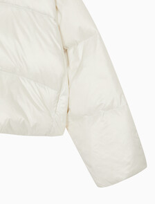 Buy 여성 크롭 글로시 커브드 퀼팅 다운 푸퍼 in color WHITE