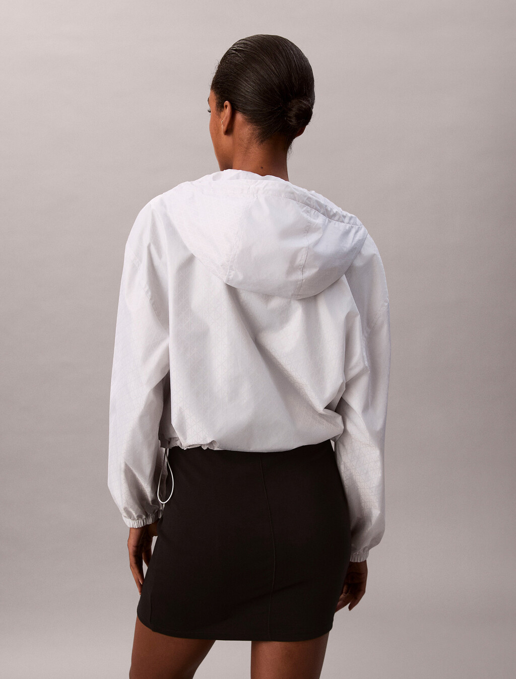 Buy 여성 AOP 로고 자카드 윈드 자켓 in color silver