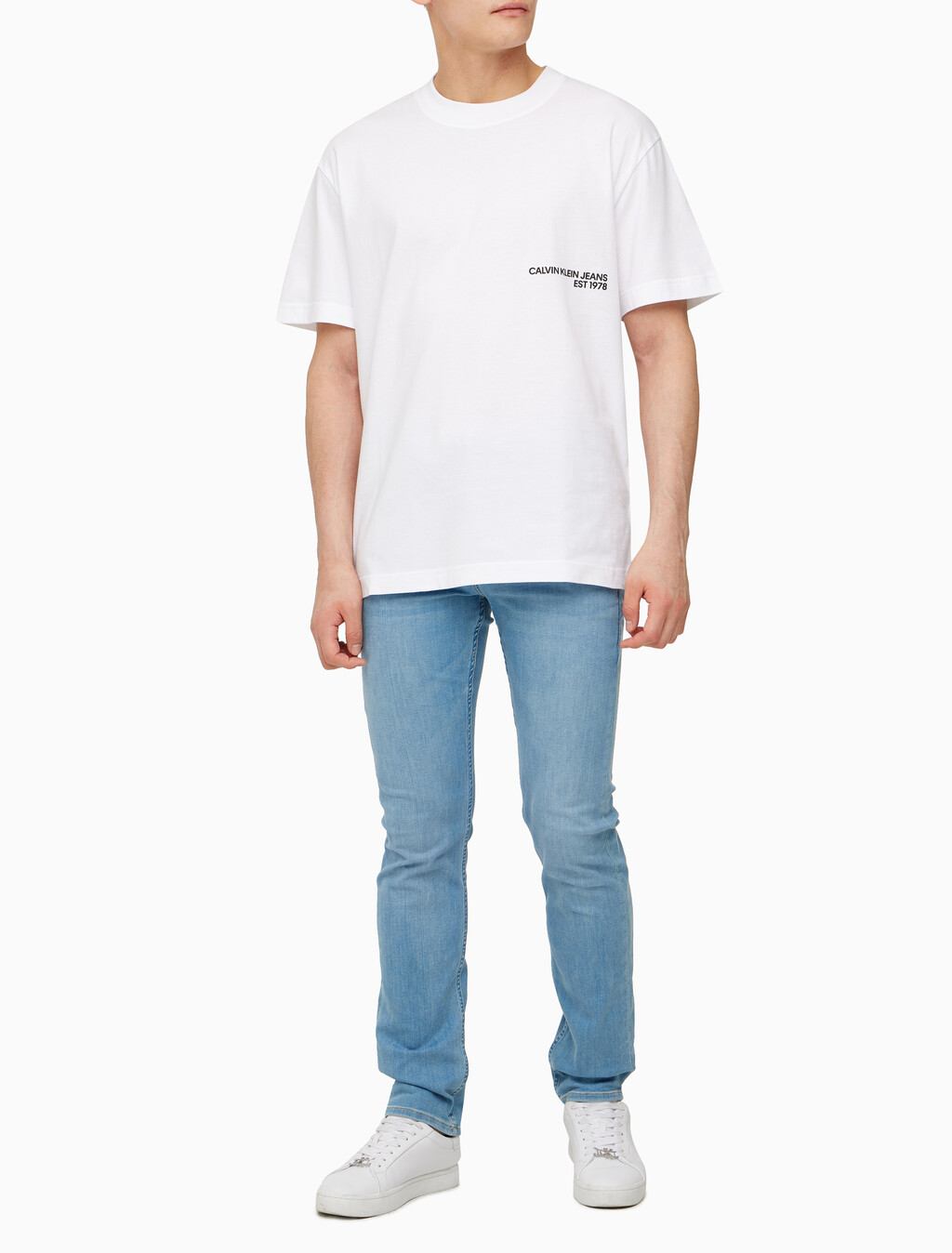 Buy 남성 릴렉스핏 CK 스프레이 로고 반팔 티셔츠 in color BRIGHT WHITE