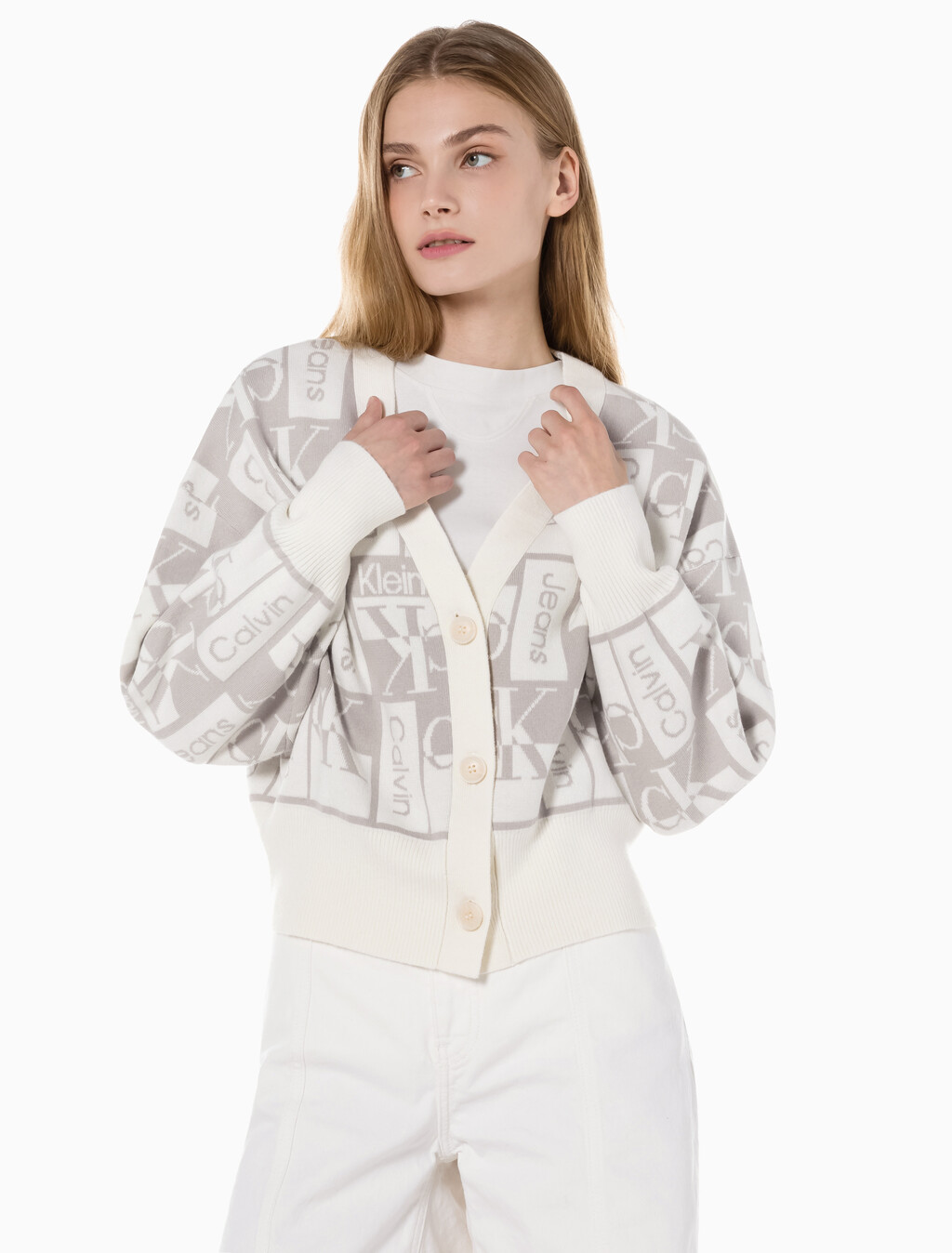 Buy 여성 투웨이 브이넥 AOP 크롭 가디건 in color GREY