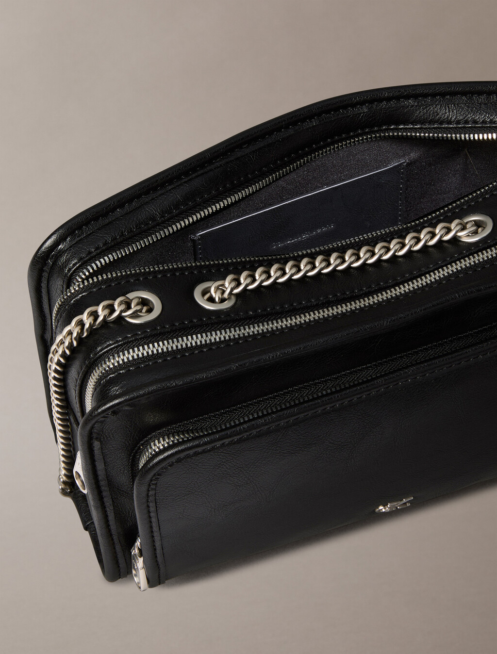 Buy 여성 CKJ 유틸리티 메탈 로고 더블집 카메라백 in color BLACK