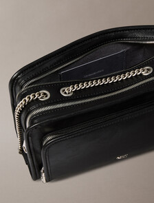 Buy 여성 CKJ 유틸리티 메탈 로고 더블집 카메라백 in color BLACK