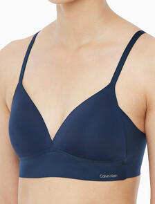 Buy 여성 인비져블 테일러드 NSE AF 트라이앵글 브라 in color BLUEBERRY