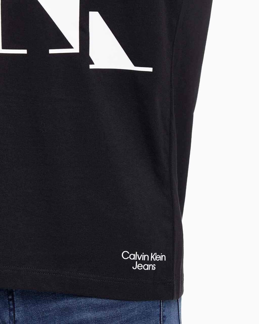 Buy 남성 CK 스캐터 로고 레귤러핏 반팔 티셔츠 in color CK BLACK